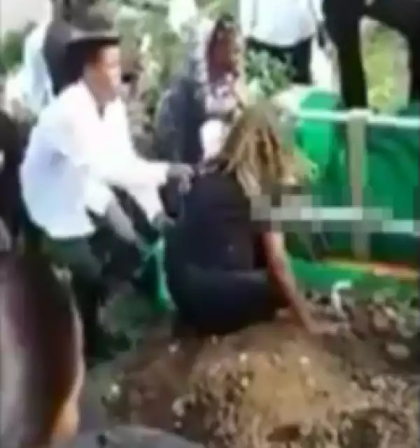 "Take Me Too Lord" - Woman Jumps In The Casket During Funeral Service For Her Loved One